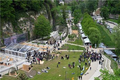 In grüner Umgebung wurde die Freiluftausstellung am Mittwoch offiziell eingeweiht
