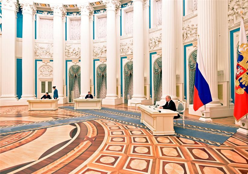 In imperialer Kulisse unterzeichnete der russische Präsident Wladimir Putin am Montag (21.2.) ein Dokument zur Anerkennung der Unabhängigkeit der Separatistengebiete in der Ostukraine
