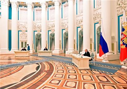 In imperialer Kulisse unterzeichnete der russische Präsident Wladimir Putin am Montag (21.2.) ein Dokument zur Anerkennung der Unabhängigkeit der Separatistengebiete in der Ostukraine
