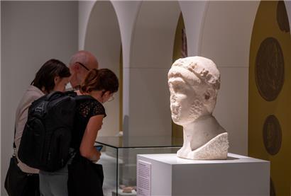 In insgesamt 31 Ausstellungssälen sind 700 Exponate aus 130 Museen zu sehen. Die Ausstellung ist vom 25. Juni bis 27. November 2022 im Rheinischen Landesmuseum, dem Stadtmuseum und dem Museum am Dom geöffnet. 
