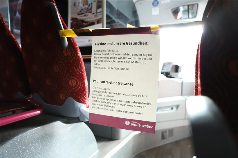 In jedem Bus befinden sich Hinweisschilder, auf denen man aufgefordert wird, den...