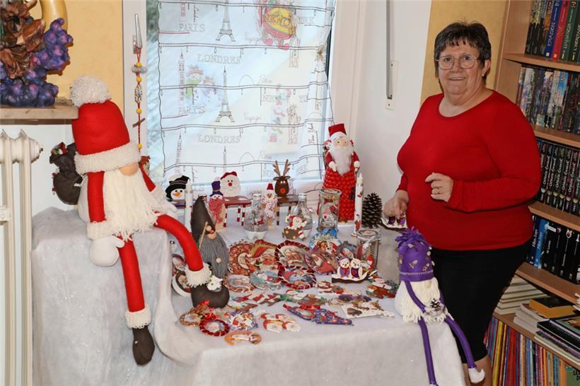 In liebevoller Handarbeit hergestellt: Martine Lacroix-Burlet verkauft auch eigene Dekorationsartikel auf dem Weihnachtsmarkt
