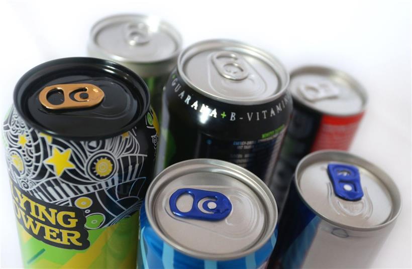 Jugendlicher kauft Energydrink – Verkaufsverbot für Energydrinks an Jugendliche in EU-Ländern erklärt