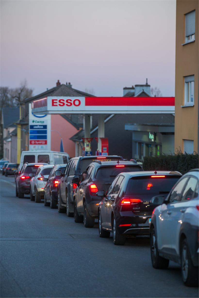 In manchen Ortschaften stauten die Wagen mehrere hundert Meter zurück. Verkehrsb...