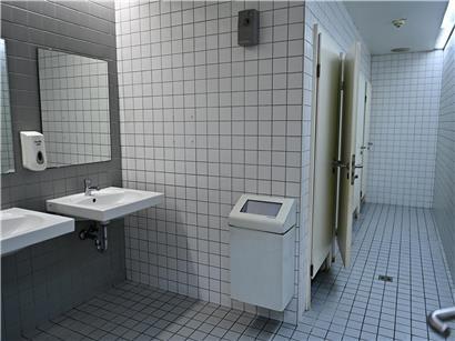 Geschlechtsneutrale Toilette in modernem Lyzeum für inklusive und barrierefreie Schulinfrastruktur
