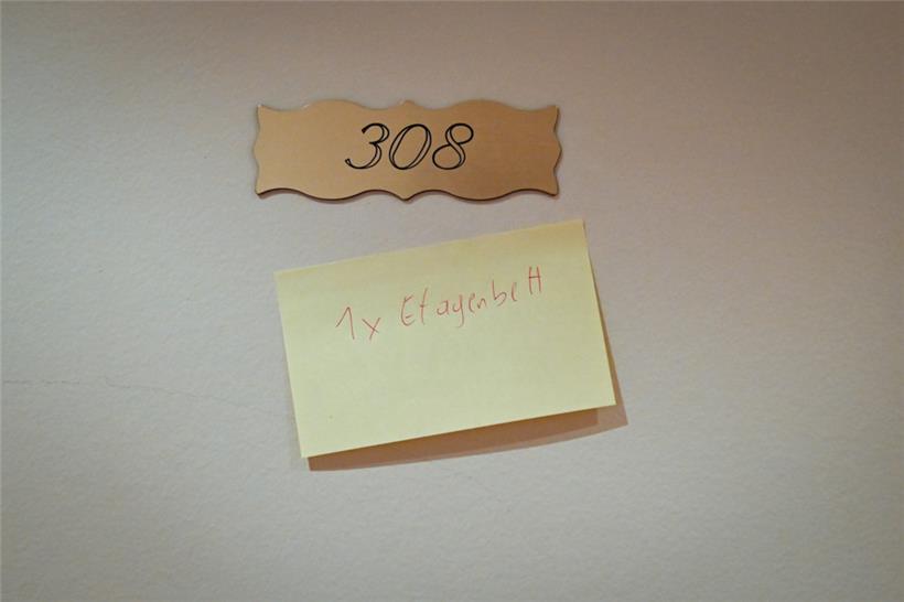 In roter Schrift ist auf gelben Post-its an den Türen zu lesen, wie viele Schlaf...