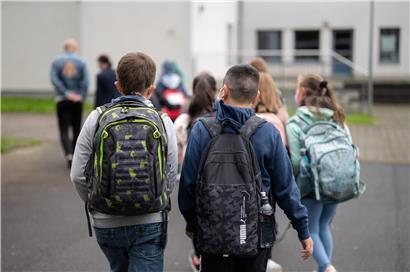 In rund einer Woche öffnen die Schulen wieder ihre Türen. Die neuen Covid-Maßnahmen sollen so viel Normalität wie möglich zulassen. Doch nicht alle Akteure des Bildungswesens sind damit einverstanden.
