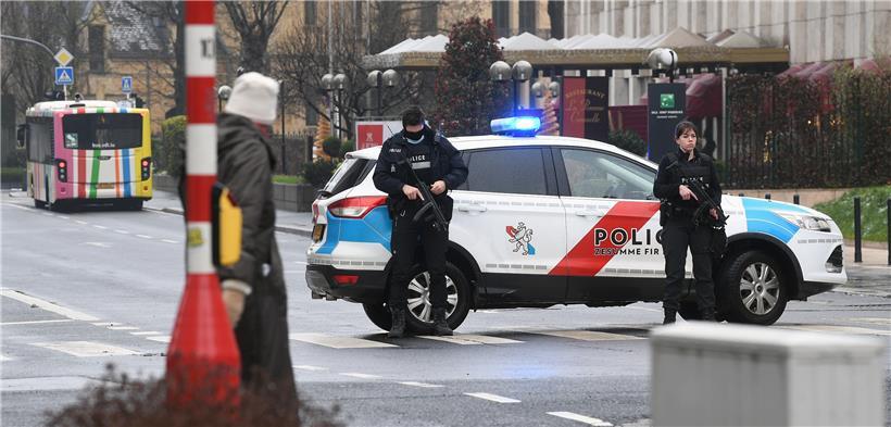 In schusssicheren Westen und mit Maschinengewehren blockierte die Polizei die Straße am Boulevard Royal
