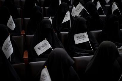In schwarze Burkas gehüllte Frauen sitzen in einem Hörsaal der Universität in Kabul und halten dabei Fahnen der Taliban in den Händen. Bei einer Demonstration zogen dutzende Frauen über das Gelände der Universität, wo sie ihre Unterstützung für die Regierung der militant-islamistischen Taliban vermittelten.
