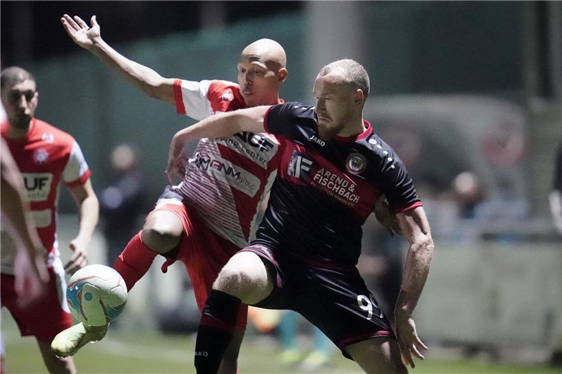 In seinem Element: Benjamin Runser (r.) beim Zweikampf 
