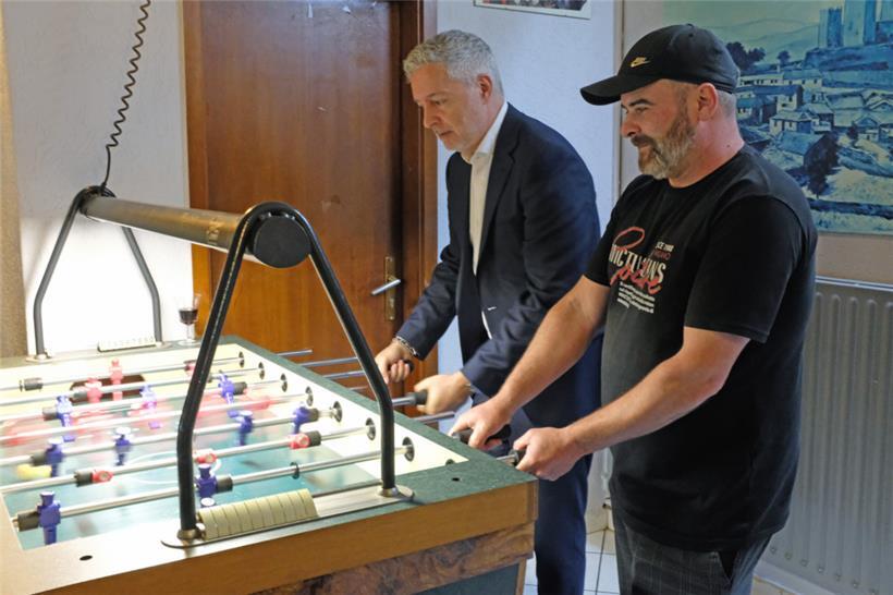 In seiner Freizeit spielt Nuno (r.) Kicker im „Café Chez Ines“, einem der letzten Cafés ​​​​​​​des Viertels „Italien“
