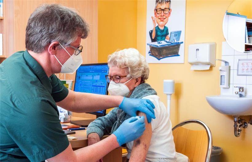 In seiner Hausarztpraxis impft Stefan Zutz die 95-jährige Patientin Ingeborg Ketelhohn mit dem Corona-Impfstoff
