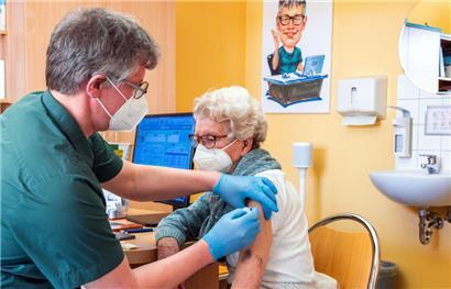 In seiner Hausarztpraxis impft Stefan Zutz die 95-jährige Patientin Ingeborg Ketelhohn mit dem Corona-Impfstoff
