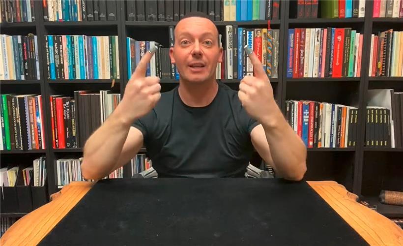 In seiner Reihe „Magic@Home“ präsentiert David Goldrake einfache Zaubertricks zum Nachmachen
