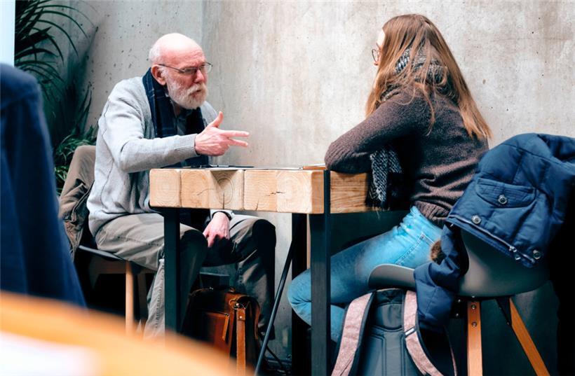 In sogenannten SmartCafés geht es darum, meist ältere Menschen über die digitale Welt aufzuklären und im Alltag zu helfen 
