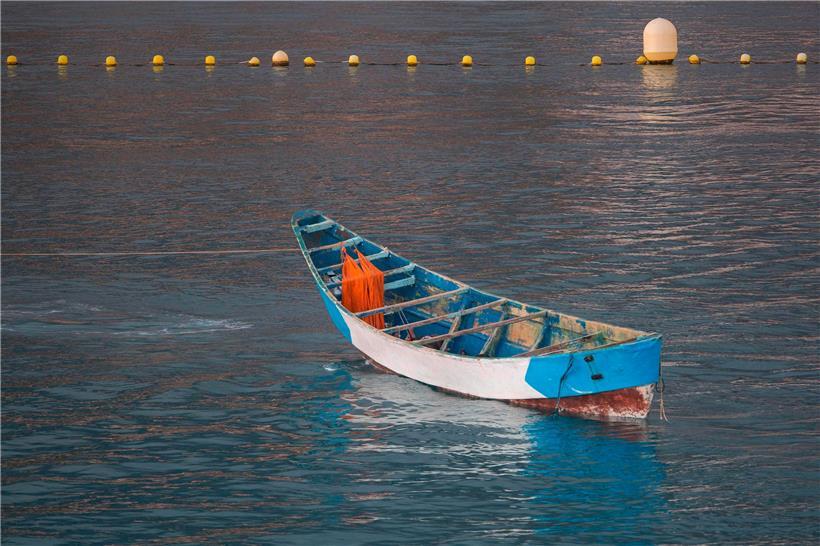 In solchen Booten machen sich Menschen vom afrikanischen Kontinent aus auf den Weg zu den Kanarischen Inseln. Viele überleben das Wagnis nicht. Bild aus dem Hafen von Los Cristianos auf Teneriffa Ende April 2021.
