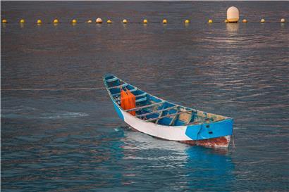 In solchen Booten machen sich Menschen vom afrikanischen Kontinent aus auf den Weg zu den Kanarischen Inseln. Viele überleben das Wagnis nicht. Bild aus dem Hafen von Los Cristianos auf Teneriffa Ende April 2021.

