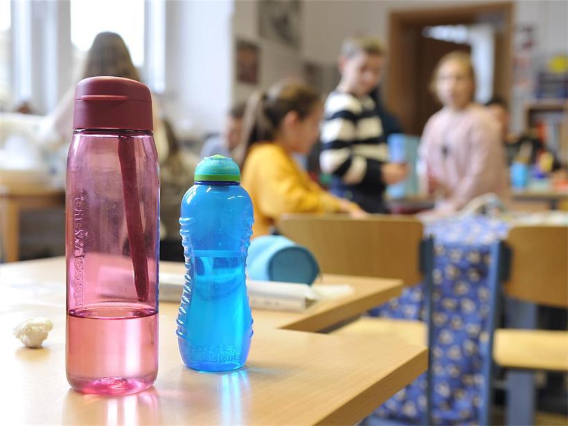 Klassenzimmer während Hitzewelle mit Temperaturen über 30 Grad, Schüler leiden unter Hitze im Unterricht