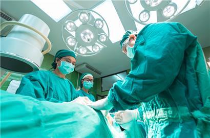 In vielen Ländern beschränkt sich die Impfpflicht auf Angehörige der Medizin- und Pflegeberufe – und ist angesichts oft knapper Ressourcen auch da oft umstritten
