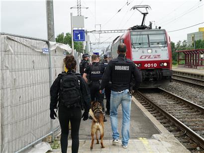 In voller Montur und in Begleitung von Drogenspürhunden durchsuchte die Polizei am Donnerstag das Bahnhofsviertel Hollerich nach Drogen und den entsprechenden Vertreibern
