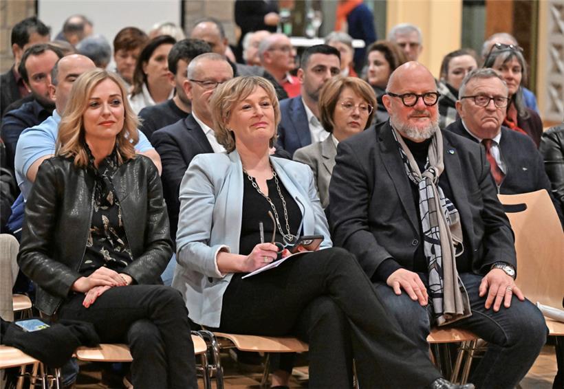 In vorderster Reihe: Innenministerin Taina Bofferding, Parteipräsidentin Francine Closener und einer der Vizepräsidenten des EU-Parlaments, Marc Angel
