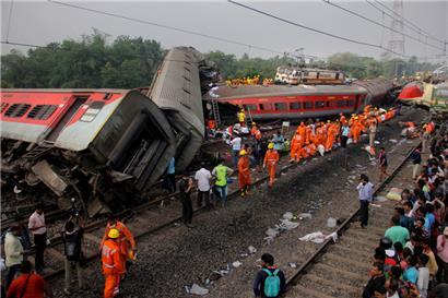 Indien, Balasore: Rettungskräfte arbeiten an der Unfallstelle nach einem schweren Zugunglück im indischen Bundesstaat Odisha
