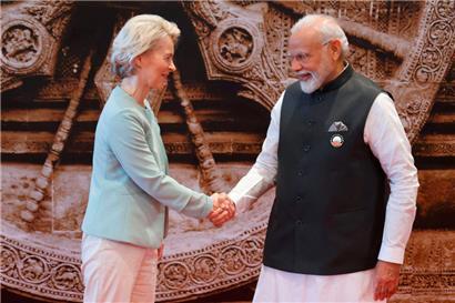 Indiens Premier Narendra Modi empfängt EU-Kommissionspräsidentin Ursula von der Leyen beim G20-Treffen in Neu-Delhi. Vermutlich nutzte Von der Leyen einen kommerziellen Flug, die Strecke ist zu weit für einen kleinen Privatjet.
