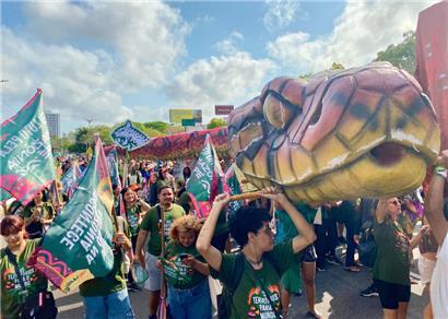 Indigene und internationale Klimaschützer haben sich zu einer Demonstration während der Klimakonferenz COP30 versammelt
