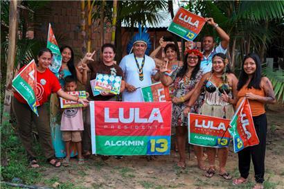 Indigene unterschiedlichster Stämme unterstützen Lula, der den Amazonas-Regenwald schützen will
