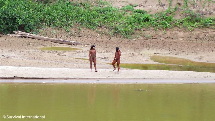 Indigene vom unkontaktierten Volk der Mashco Piro im Südosten des südamerikanischen Landes in der Nähe von Holzeinschlaggebieten
