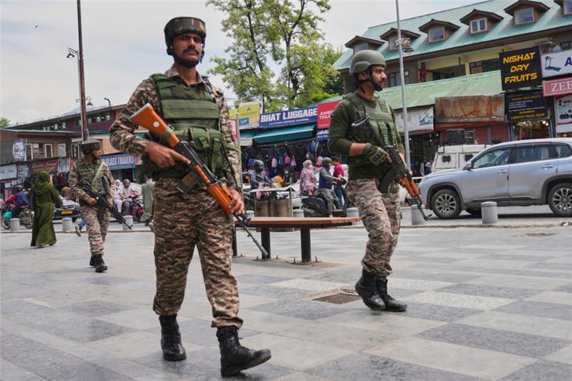 Indische paramilitärische Soldaten patrouillieren auf einem belebten Markt in Srinagar im indisch kontrollierten Kaschmir
