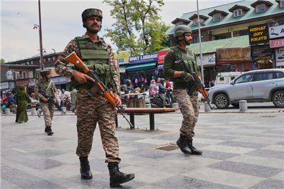 Indische paramilitärische Soldaten patrouillieren auf einem belebten Markt in Srinagar im indisch kontrollierten Kaschmir
