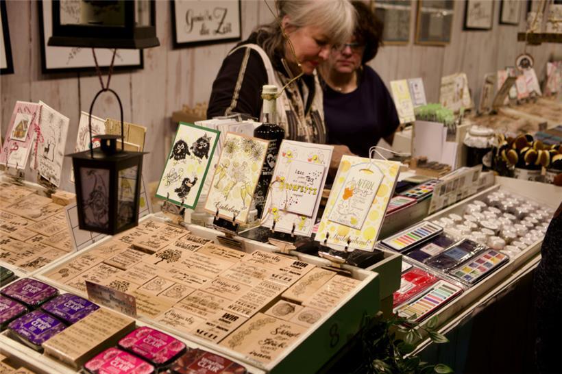 Individuell gestaltete Grußkarten und verzierte Stoffe demonstrieren die Vielseitigkeit des Stempelns
