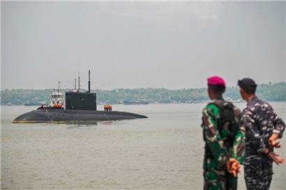 Indonesische Militärangehörige schauen einem russischen U-Boot beim Manövrieren zu
