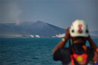 Indonesische Rettungskräfte suchen rund um den Mount Anak Krakatau, nach einem vermissten Schnellboot mit acht Personen, darunter fünf Journalisten, die entsandt wurden, um einen Vulkanausbruch zu dokumentieren.
