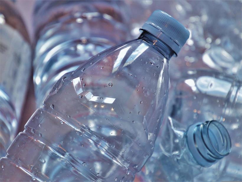 Indorama Produktionshalle mit modernen Maschinen zur Herstellung von Plastikflaschen aus Kunststoff