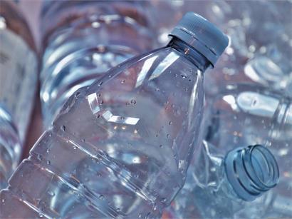Indorama Produktionshalle mit modernen Maschinen zur Herstellung von Plastikflaschen aus Kunststoff