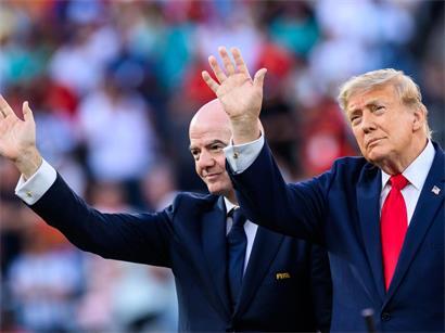 Infantino und Trump bei der Siegerehrung bei der WM 2026