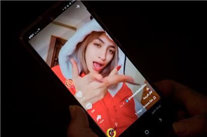 Influencerin Mowada al-Adham in einem TikTok-Video
