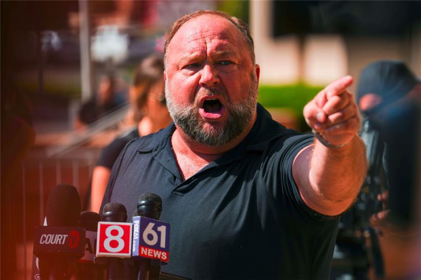InfoWars-Gründer Alex Jones spricht zu den Medien vor dem Waterbury Superior Court während seines Prozesses am 21. September 2022 in Waterbury, Connecticut. Jones wird von mehreren Familien der Opfer des Sandy-Hook-Massakers verklagt, weil er ihnen emotionalen und psychologischen Schaden zugefügt hat, nachdem sie ihre Kinder bei dem Massaker verloren hatten.
