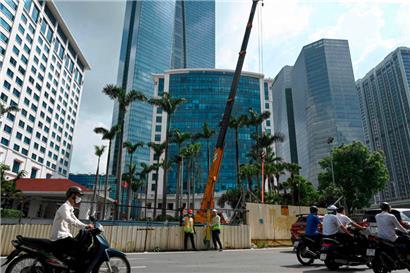 Infrastrukturarbeiten in Hanoi, Vietnam: Mögliche Lösungen, um die globalen Schocks abzumildern, sind angesichts der Spannungen zwischen Ländern sowohl in Asien als auch in Europa nicht leicht umsetzbar. Doch die Alternative wäre weitaus kostspieliger.
