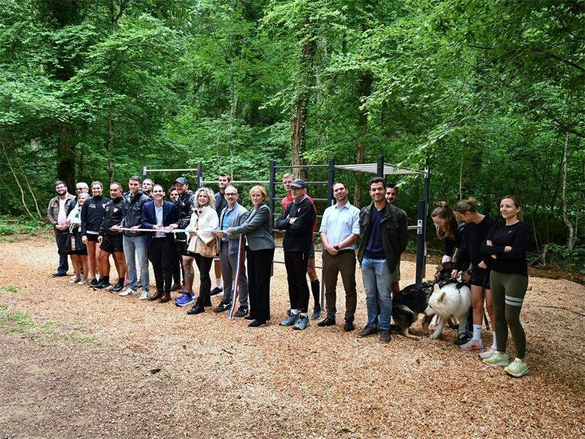 Claude Sabus präsentiert gemeinsam mit Stadtvertretern von Düdelingen das neue Projekt bei der feierlichen Einweihung