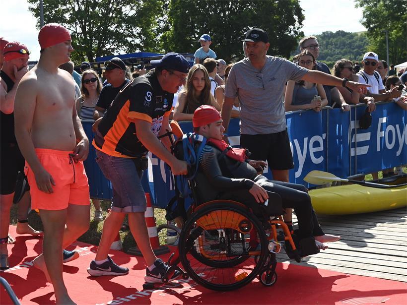 Triathlon-Teilnehmer mit Behinderung beim inklusiven Sportevent am Sonntag, Fokus auf Inklusion im Sport