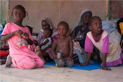 Inlandsflüchtlinge im Sudan haben Unterschlupf in einer Schule gefunden
