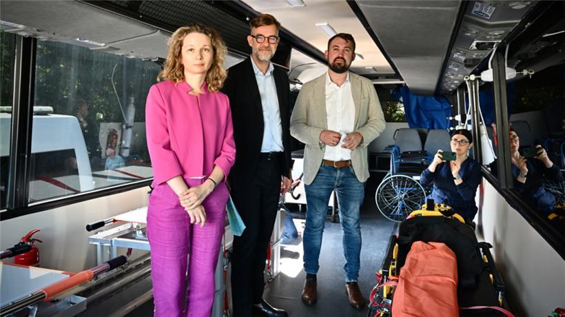 Inna Yaremenko, LUkraine-Vizepräsidentin, Minister Franz Fayot und Nicolas Zharov, Präsident von LUKraine Asbl., im Hilfsbus
