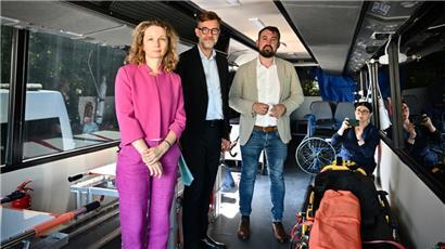 Inna Yaremenko, LUkraine-Vizepräsidentin, Minister Franz Fayot und Nicolas Zharov, Präsident von LUKraine Asbl., im Hilfsbus
