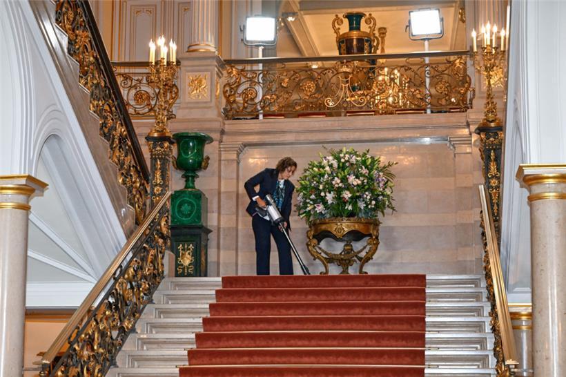 Innen und auch außen kommen am Freitag immer wieder Staubsauger zum Einsatz