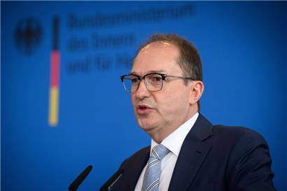 Innenminister Alexander Dobrindt (CSU) äußert sich zur Situation an den deutschen Grenzen
