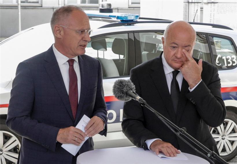 Innenminister Gerhard Karner (l.) und Knazler Christian Stocker auf einer Pressekonferenz nach dem Amoklauf
