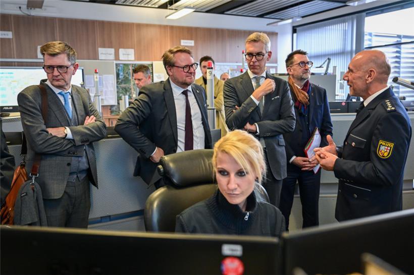 Innenminister Gloden (3.v.r.) begutachtet bei einem Arbeitsbesuch die Überwachungskameras der saarländischen Nachbarn 
